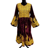 Vestido Gitano y Antiguo con Bordados sobre Terciopelo