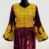 Vestido Gitano y Antiguo con Bordados sobre Terciopelo