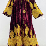 Vestido Gitano y Antiguo con Bordados sobre Terciopelo