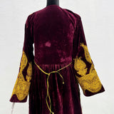 Vestido Gitano y Antiguo con Bordados sobre Terciopelo
